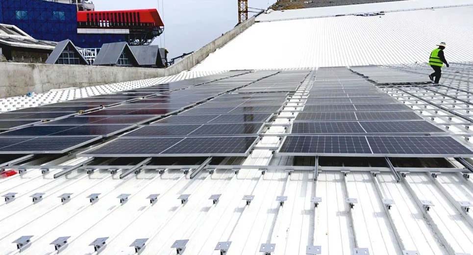 Будівельний майданчик: монтаж сонячних панелей на даху